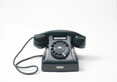 beyaz zemin üzerinde eski yeşil telefon