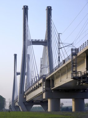 Po, Piacenza, İtalya 'da demiryolu köprüsü 
