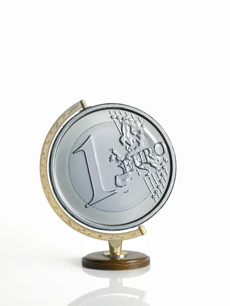 Глобус, карта земли, сделанные в виде монет евро — стоковое фото