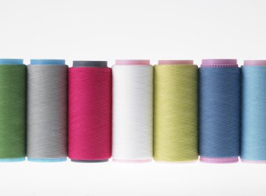 renkler, beyaz bir arka plan iş parçacığında renkli makaralar