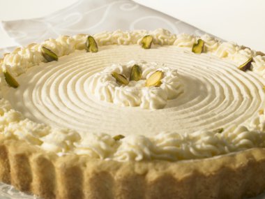 Antep fıstığı ve krem şanti ile nadir peynirli tart