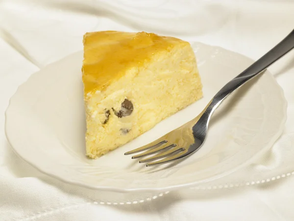 Рідкісний сирний тарт з фісташковими горіхами та збитими вершками — стокове фото