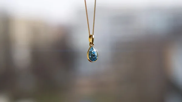 Кулон с голубым кристаллом — стоковое фото
