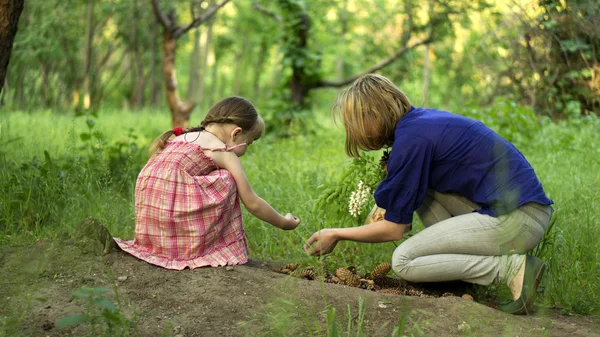 Mother and daughter in the forest — Stock Photo, Image