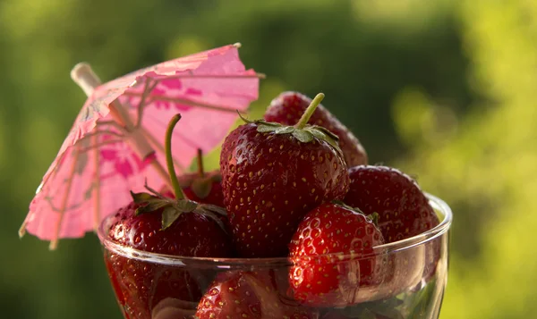 Una fragola dolce in un bicchiere — Foto Stock