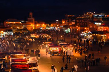 gece yoğun Pazar kare djemaa el fna Marrakesh, morocco.