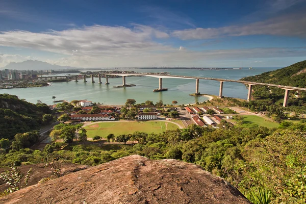 从 morenos 山，维多利亚，巴西的 terceira 桥 免版税图库图片