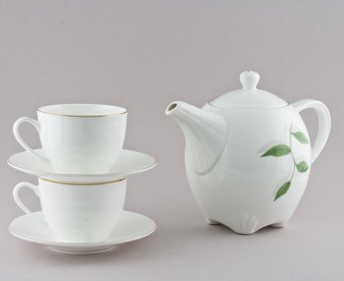 Beyaz demlik ve iki bardak