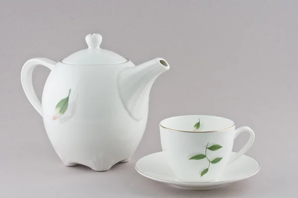 Beyaz demlik ve iki bardak