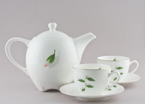 Beyaz demlik ve iki bardak