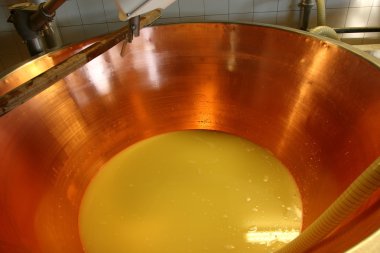 Bakır kazan ve peynir