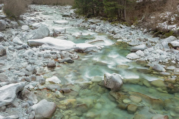 Řeka s rampouchy v zimě — Stock fotografie