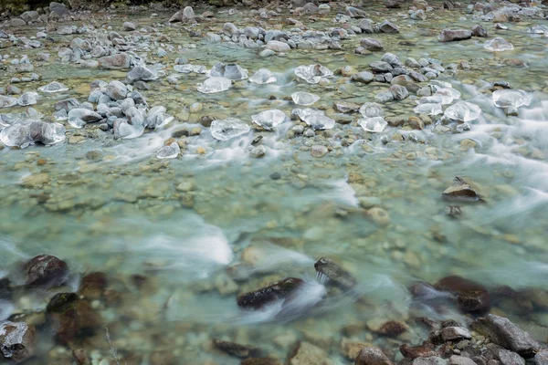 Rivière avec glaçons en hiver Photo De Stock