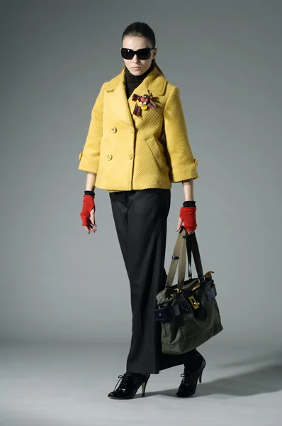 Мода модель с сумкой — стоковое фото