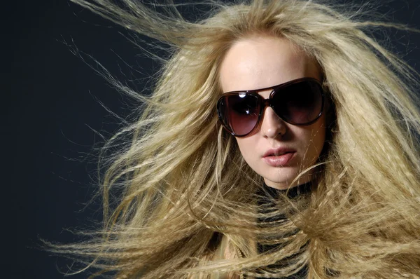 Model de moda cu ochelari de soare — Fotografie, imagine de stoc