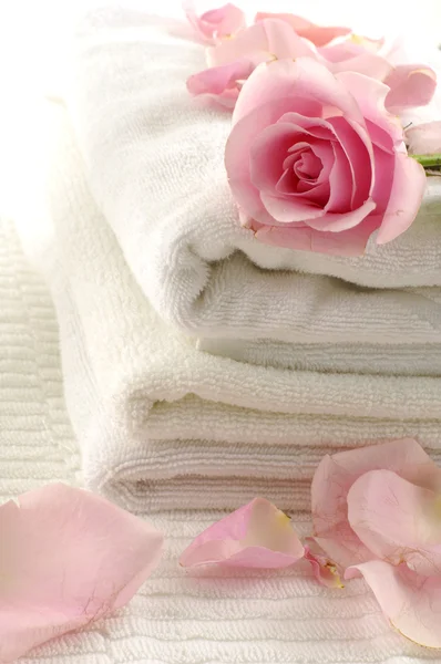 Roses over towel — Stock Photo, Image