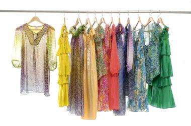 renkli gömlek bir raf