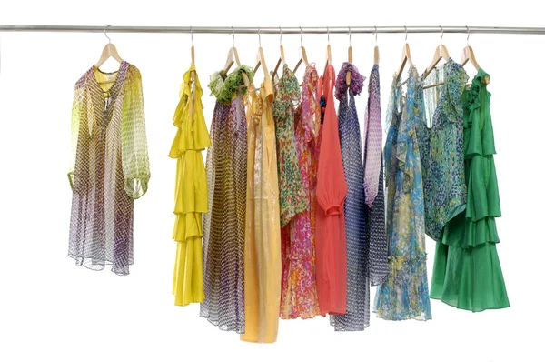 Färgglada kläder på hängande — Stockfoto