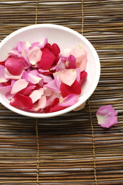 Bowl of rose petals — Stock Photo, Image