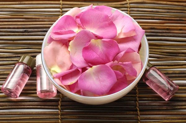 Bowl of rose petals — Zdjęcie stockowe