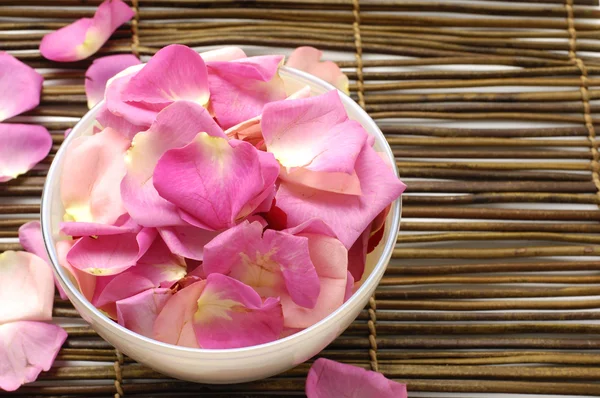 Bowl of rose petals — Stock Photo, Image