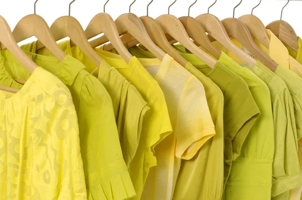 Un rack di camicia colorata — Foto Stock