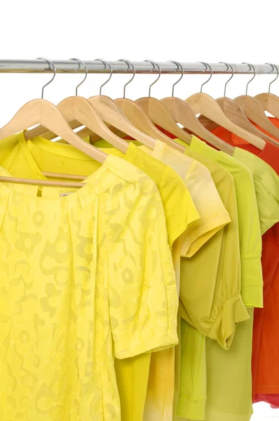 Ett rack av färgglada skjorta — Stockfoto