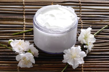 krem kiraz çiçeği