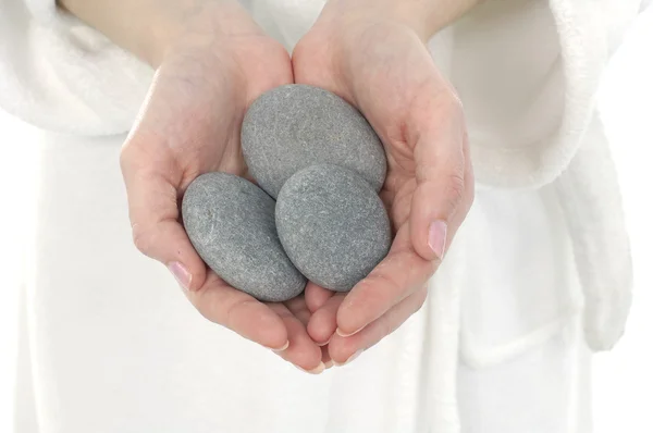 Hände, die Wellness-Steine halten — Stockfoto