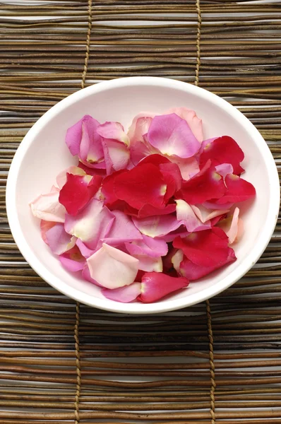 Bowl of rose petals- — Stock Photo, Image