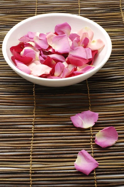 Miska z růžových lístků- — Stock fotografie