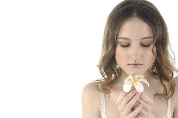 Sexy junge Frau mit Frangipani — Stockfoto