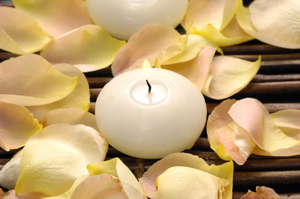 Aromatic candles and rose petals — Stock Photo, Image