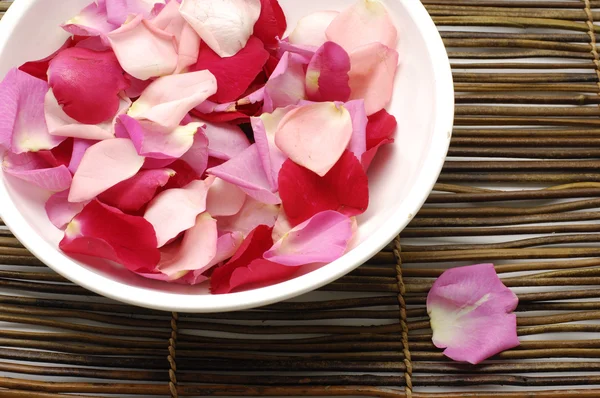 Rose petals in bowl — Stock Photo, Image