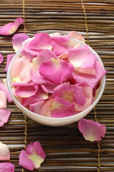 Rose petals in bowl — Stock Photo, Image