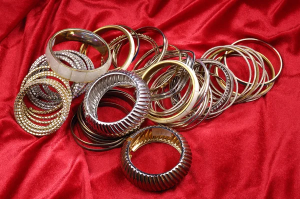 Gouden mode armbanden — Stockfoto