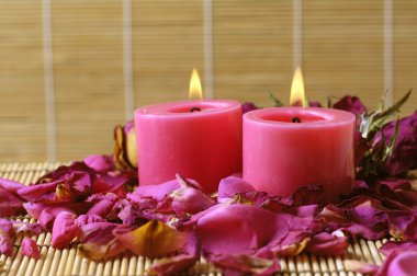 Mumlar kırmızı gül yaprakları ile