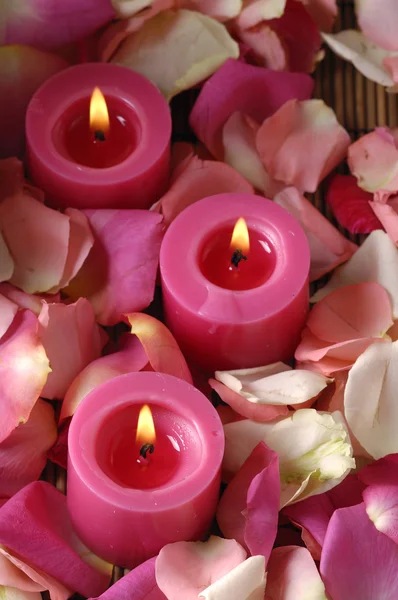 Pétalos de rosas y velas — Foto de Stock