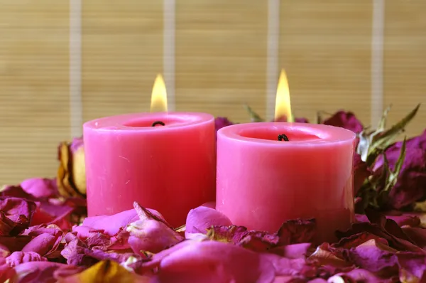 Rosenblätter und Kerzen — Stockfoto