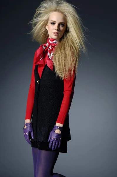 Модель моды с длинными светлыми волосами . — стоковое фото