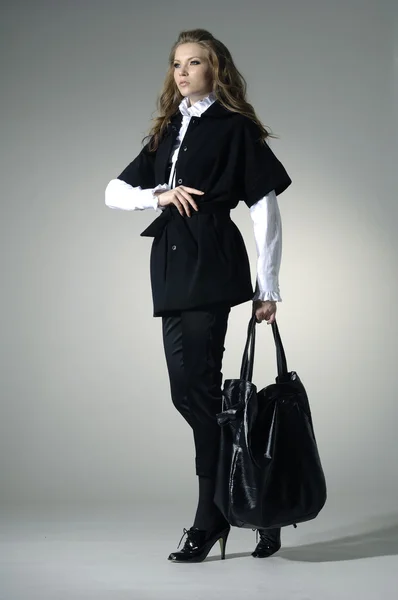 Дівчина моди з сумкою — стокове фото