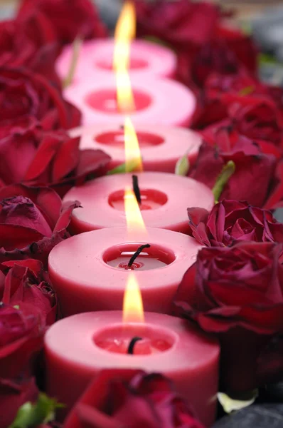 Candele con rosa rossa — Foto Stock