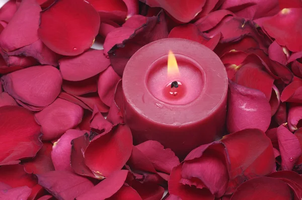 Velas con pétalos de rosa roja — Foto de Stock