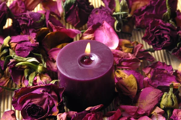 Velas con pétalos de rosa roja — Foto de Stock