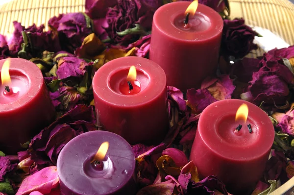 Velas con pétalos de rosa roja — Foto de Stock