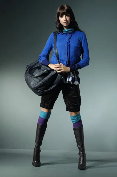 Chica de moda con bolsa — Foto de Stock