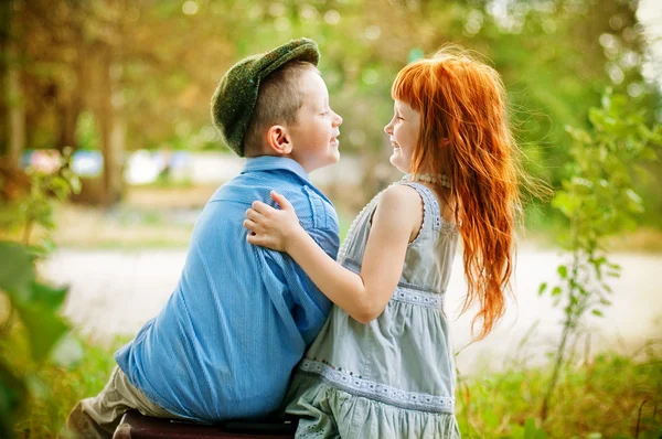 Kleine jongen en meisje in het park — Stockfoto