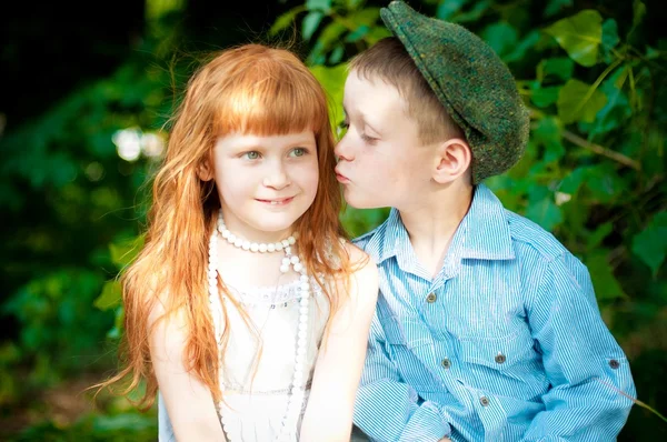 Niño y niña en el parque — Foto de Stock