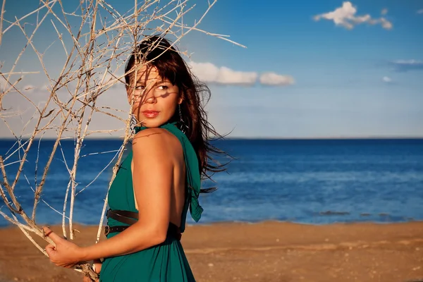 Jovem mulher na praia — Fotografia de Stock