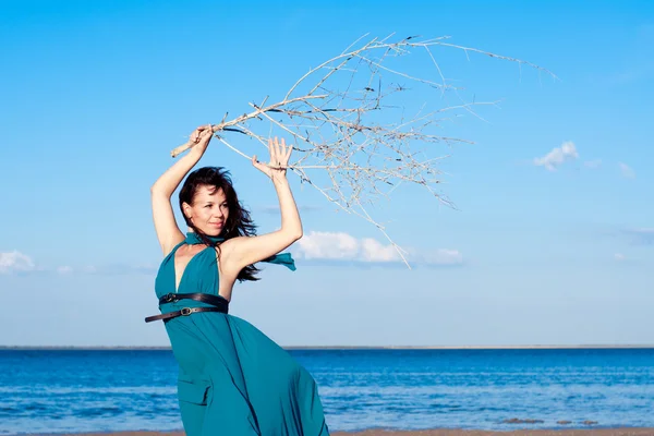 Mujer joven en la playa — Foto de Stock